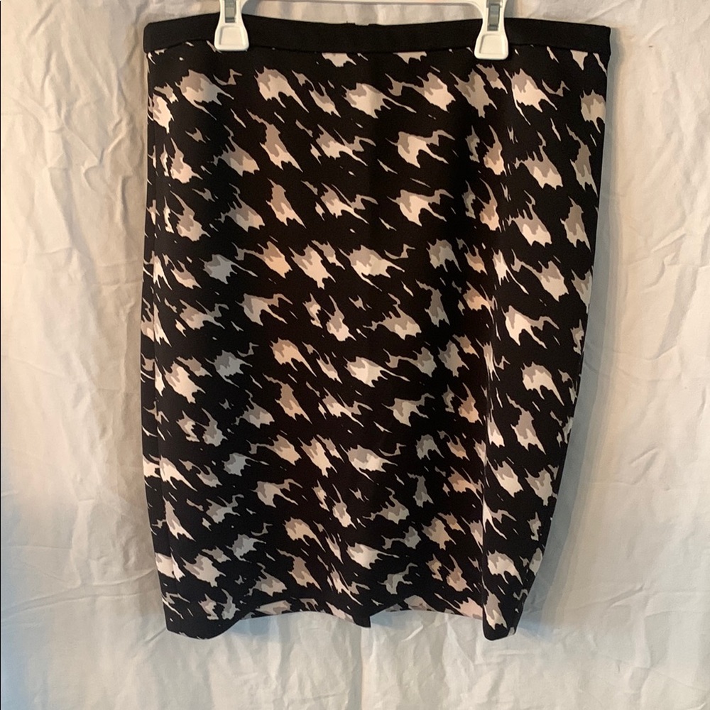 The Limited / Black, Grey and White Knee-Length Pencil Skirt / Back Zipper